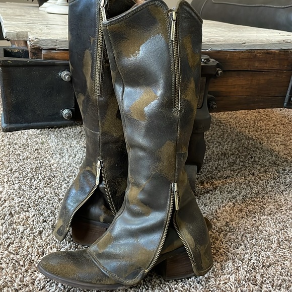 Donald J. Pliner Devi3 tall suede boot in olive 7.5 - Picture 4 of 11